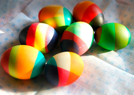 Как покрасить яйца полосками разного цвета