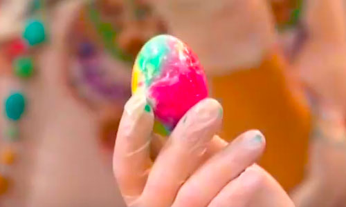 Как оригинально покрасить яйца в несколько цветов одновременно