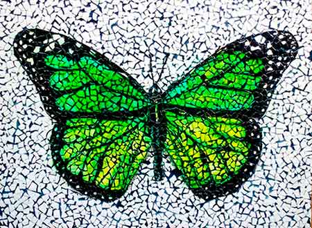 Мозаика из яичной скорлупы в виде бабочки