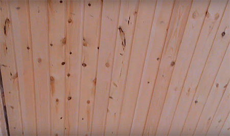 Потолок в деревянном доме, обитый вагонкой